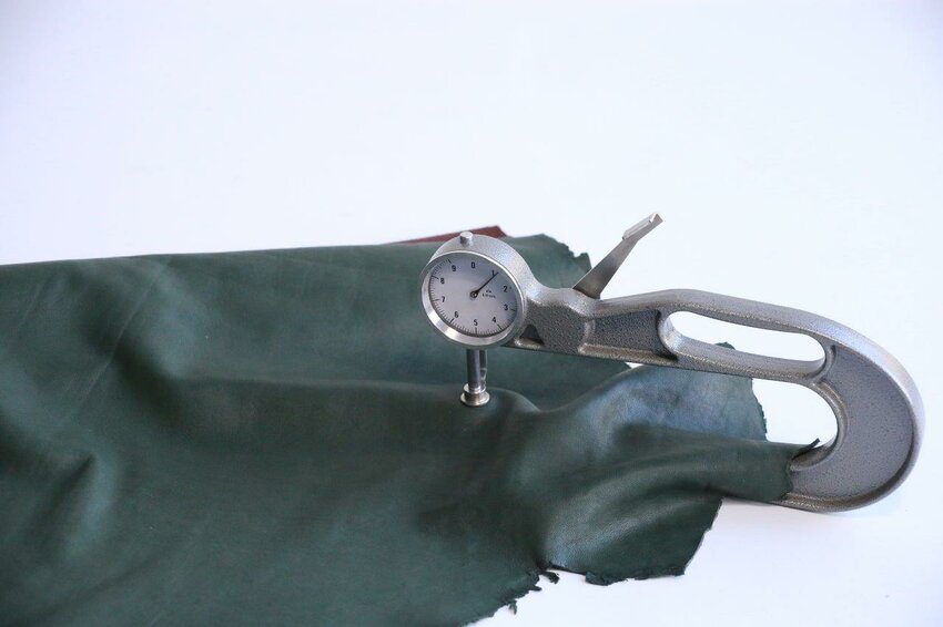 Jauge d'épaisseur de cuir avec pointe de contact plate